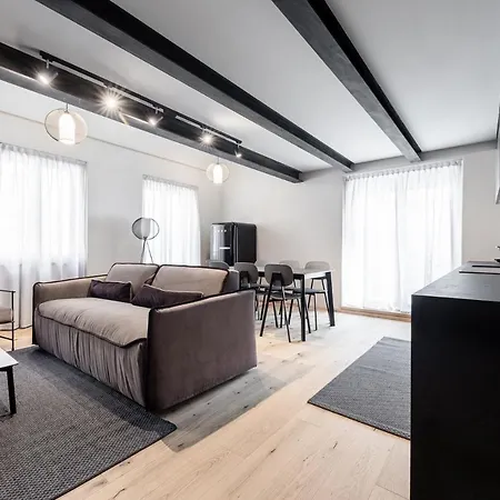 Cooper L Loft Apartment